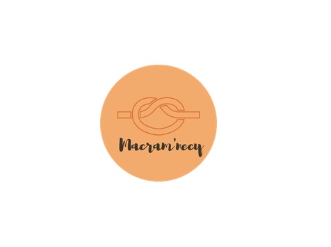 logo rond saumon avec noeud dessiné à l'intérieur et écriture macram'necy