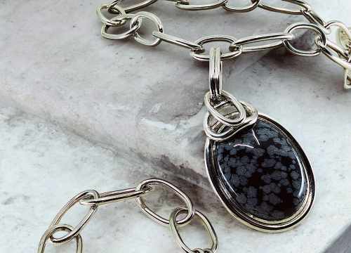 Collier Dea Obsidienne Neige créé par Lucile Favrat