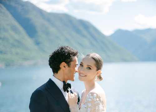 Couple de mariés élégant au bord du Lac de Côme, Italie, photo de mariage éditoriale et intemporelle.