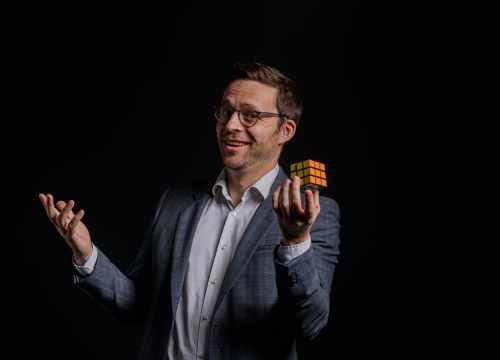 magicien a Lyon et mentaliste Rubix cube