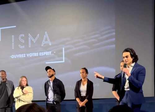 Isma Zmerli, magicien close-up et mentaliste, en prestation lors d'un spectacle de mentalisme d'entreprise à Paris