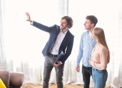 un chasseur immobilier qui fait une visite d'un appartement à Paris