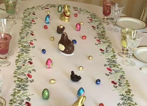nappe de Pâques brodée sur mesure