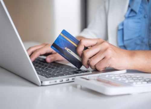 Un homme qui tient une carte bancaire