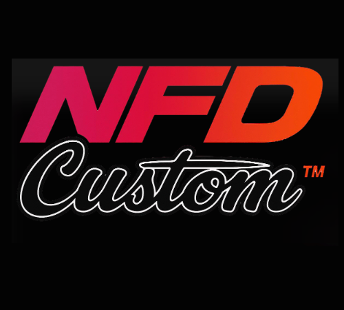 Alt : Logo officiel de NFD Custom avec lettrage en dégradé rose-orange et écriture cursive noire et blanche.