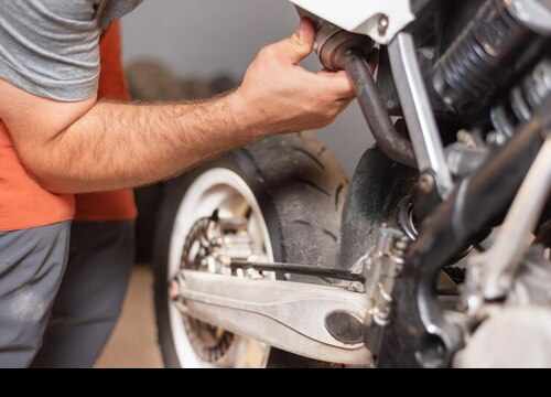 un homme qui répare une moto