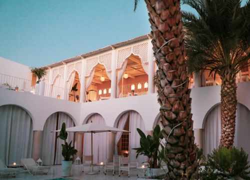 Un riad de Marrakech avec piscine en fin de journée