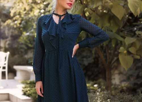 femme portant une robe bleu marine
