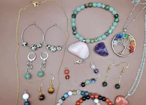 Retrouvez toutes mes créations de lithothérapie en pierres naturelles semi précieuses : bracelets, colliers, pendentifs, boucles d'oreilles, bagues, 7 chakras, numérologie (chemin de vie, pierre de vie, pierre de naissance, pierre du zodiaque), accessoires (palo santo, fleur de vie, kit sommeil, pierres roulées, décorations boudha éléphant, gua sha, rouleaux de massage, porte clé, bijou de sac, bijou de téléphone).