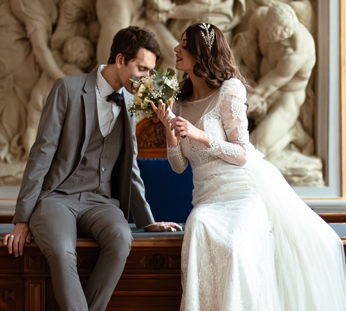 Deux mariés qui se regardent amoureusement dans les yeux lors de leur mariage à Lyon capturé par le photographe de mariage