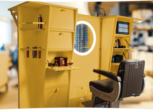 malle jaune dans le bureau 