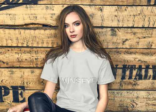 Femme assise portant un t-shirt logo design argent Vinseye 