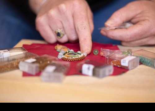 V.Lafaurie Créations,  Bijoux brodés de perles à l'aiguille