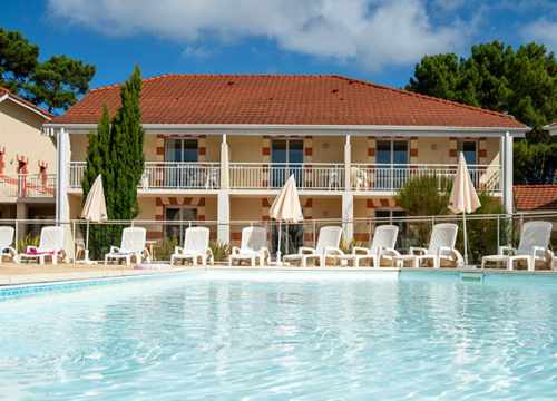 photo de la résidence ou se situe l'appartement avec la piscine
