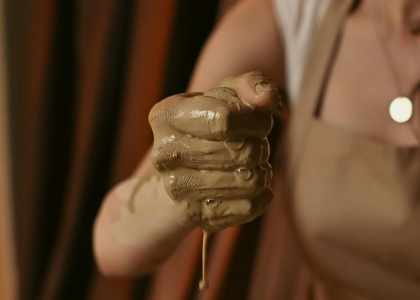 Femme qui fait de la poterie