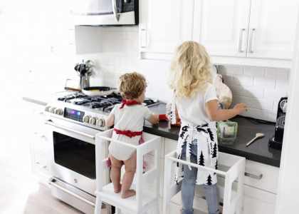 deux enfants heureux - Montessori-tours