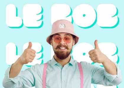 Un homme souriant porte un bob de lebob.fr