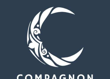 Femme qui médite à la lumière du jour