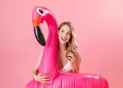 Jolie Femme avec une Bouée Flamant Rose