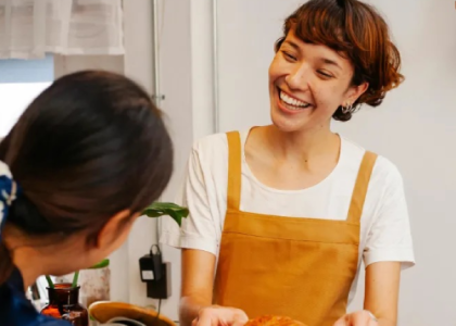 Femme servant un croissant
