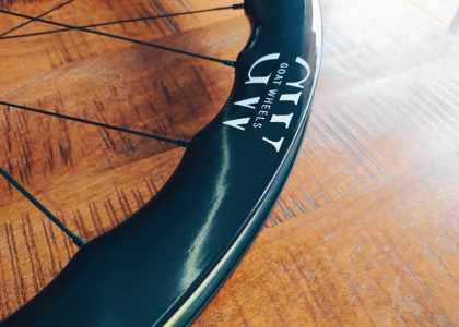 Roue en carbone GOAT Wheels posé sur une table