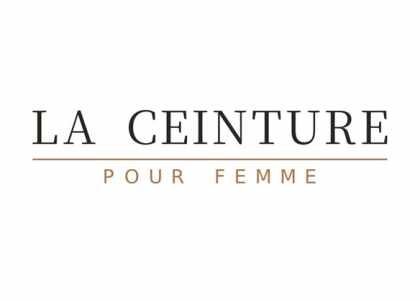 Ceinture femme en cuir marron à boucle dorée portée sur un jean