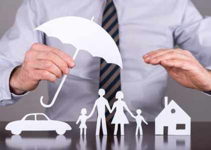 une mutuelle santé qui couvre divers aspects de la vie, illustrée par une famille abritée sous un parapluie, entourée d'icônes représentant une maison, une voiture et des personnes.