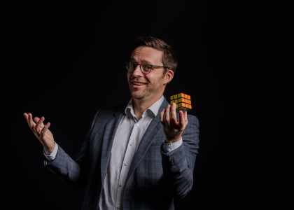magicien a Lyon et mentaliste Rubix cube