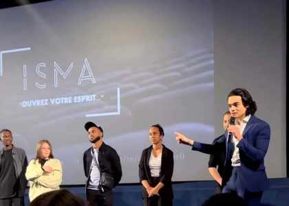 Isma Zmerli, magicien close-up et mentaliste, en prestation lors d'un spectacle de mentalisme d'entreprise à Paris