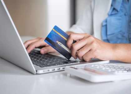 Un homme qui tient une carte bancaire