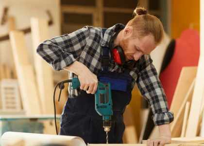 Un bricoleur qui utilise une perceuse pour ses travaux