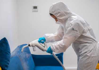 Technicien Pestaly réalisant une intervention anti-nuisibles à Tours en Indre-et-Loire