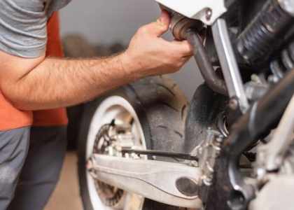 un homme qui répare une moto