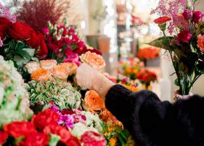 Sophie, votre fleuriste à Ixelles, s'occupe avec amour et créativité de vos bouquets de fleurs