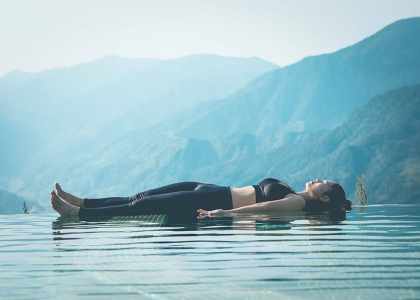 Le Nidra yoga ou yoga du sommeil est accessible à tous, indépendamment de l'âge ou de la condition physique, car il se pratique généralement en position allongée et ne nécessite pas de mouvements physiques complexes. Une pratique méditative et relaxante qui vise à induire un état de relaxation profonde et consciente. Et, qui se concentre principalement sur la relaxation mentale et émotionnelle. 